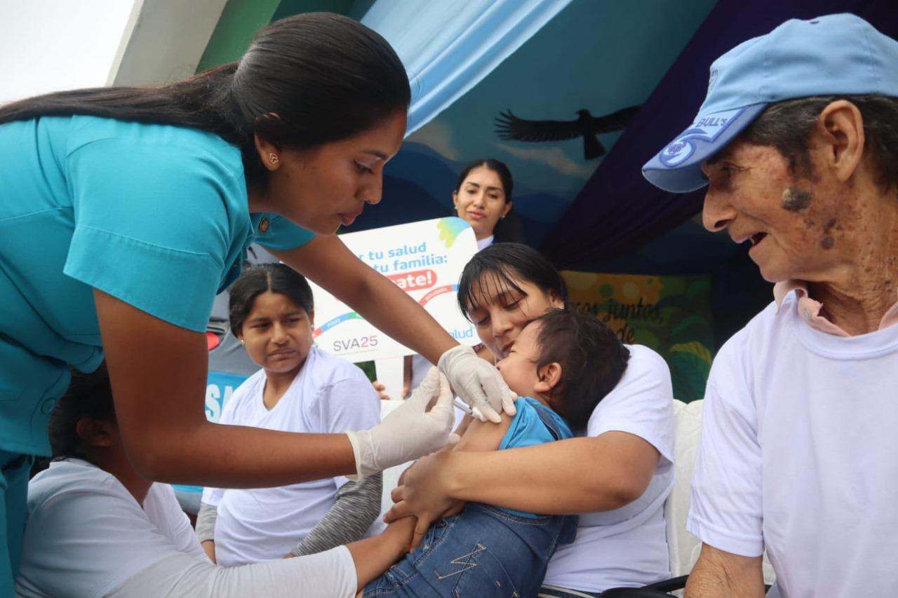 El neumococo es el segundo agente que causa neumonías; por ello, los niños menores de 5 años deben tener como mínimo 3 dosis de vacunas, los adultos mayores a partir de los 60 años deben contar con 1 dosis de protección. Las personas con comorbilidades y el personal de salud también deben protegerse con 1 dosis.