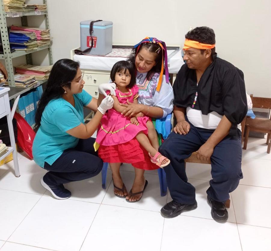 Según el calendario regular de vacunación, los niños menores de un año deben recibir dos dosis de la vacuna contra esta enfermedad, mientras que las personas de un año a más deben aplicarse una dosis anual.