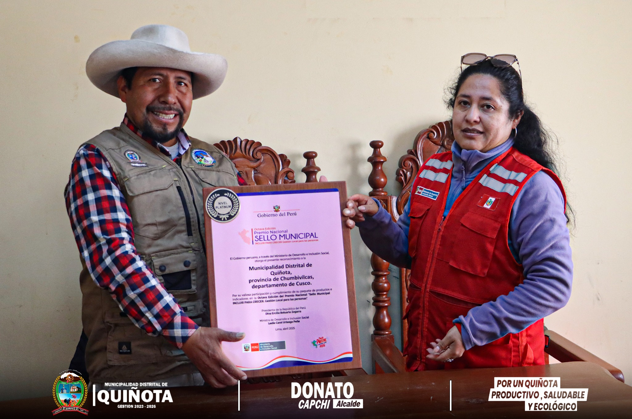 Recepcionando la placa del premio Nacional "SELLO MUNICIPAL"