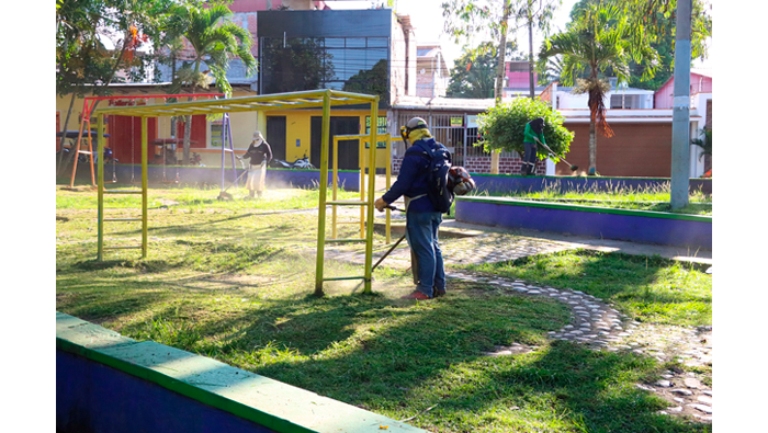 MPSM intensifica labores de desmalezado y limpieza en parques de Tarapoto.