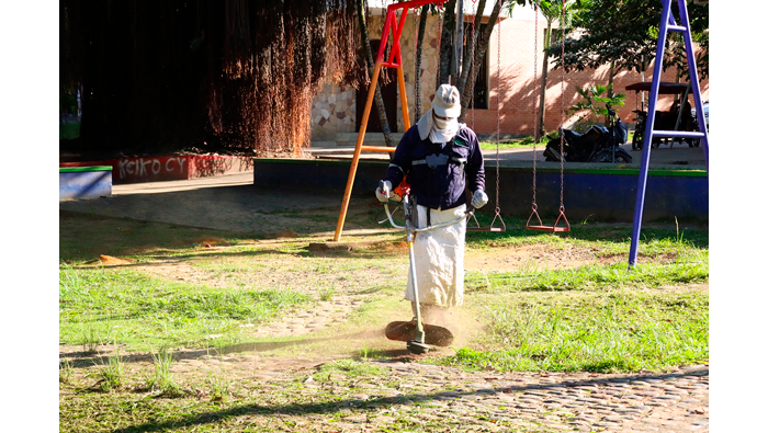 MPSM intensifica labores de desmalezado y limpieza en parques de Tarapoto.