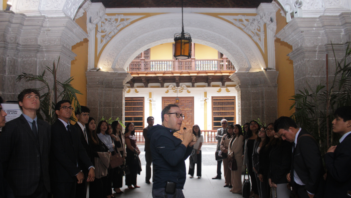 Estudiantes de la Universidad de San Martín de Porres visitan el Palacio de Torre Tagle