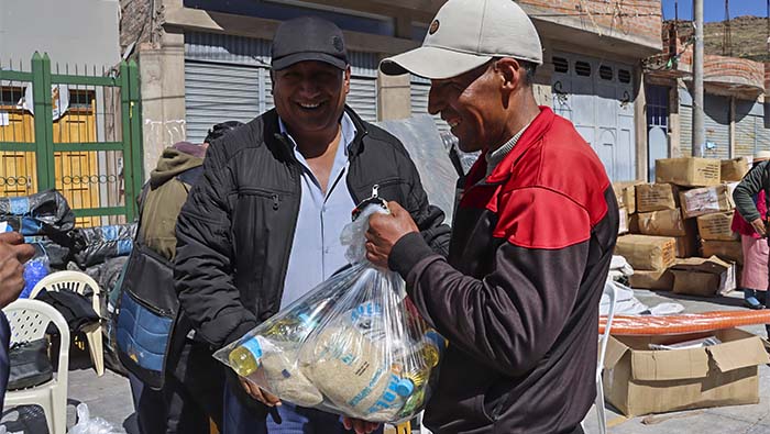 Personas paradas