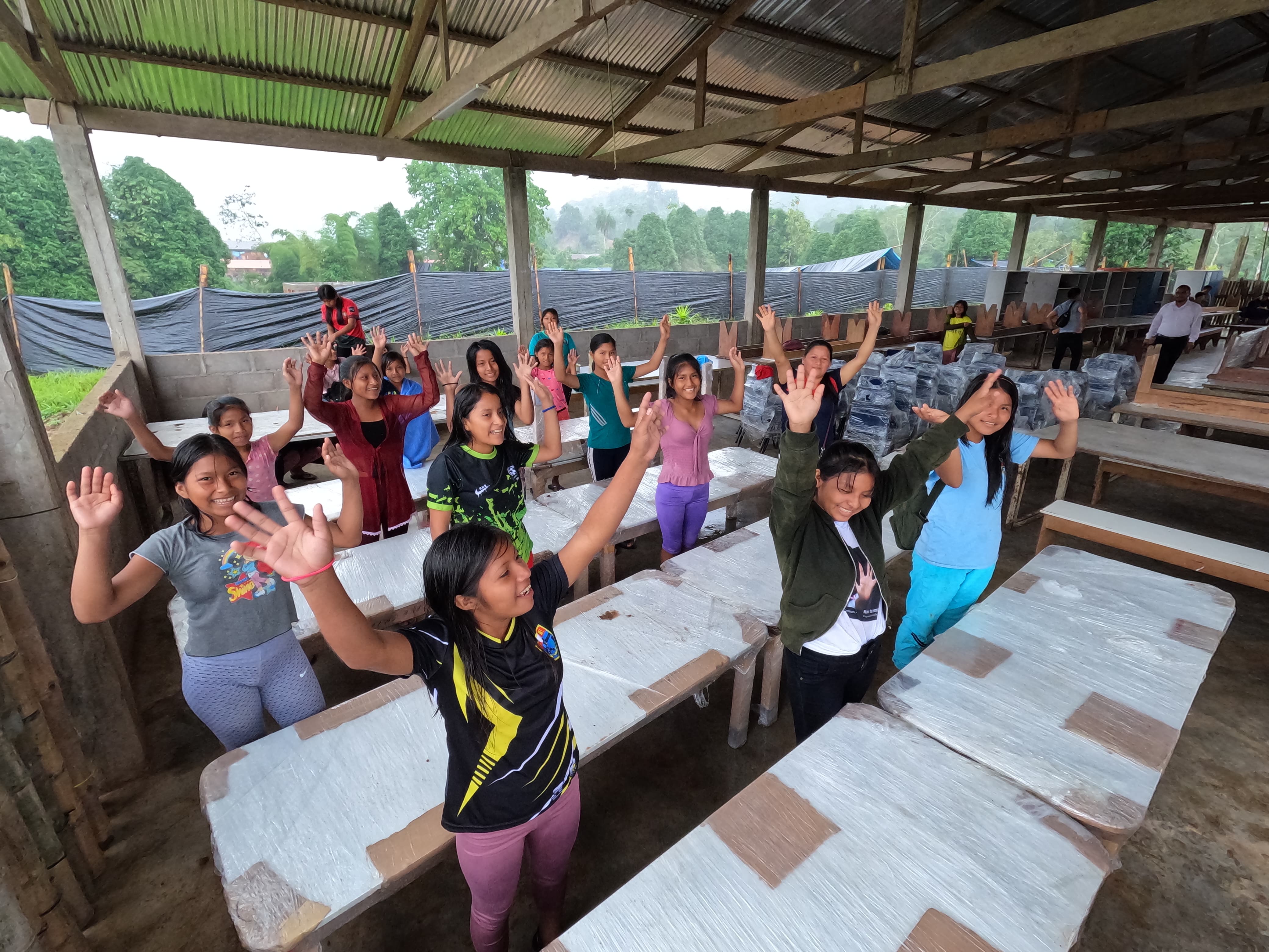 Más de 475 000 estudiantes y cerca de 30 000 docentes y auxiliares de educación serán beneficiados durante 2025 en nueve regiones del país