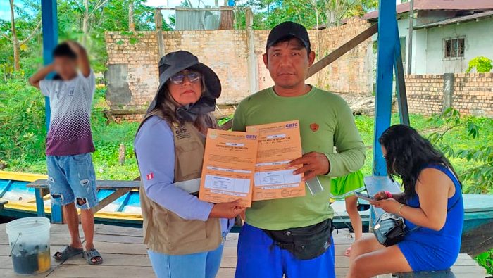 Foto del personal entregando certificados