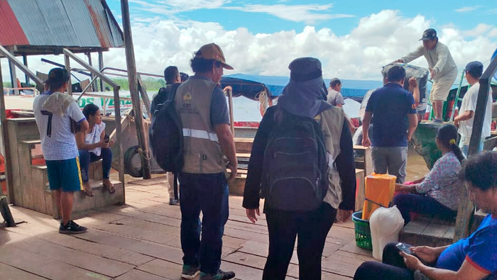 Personal inspeccionando en el puerto Ganso Azul