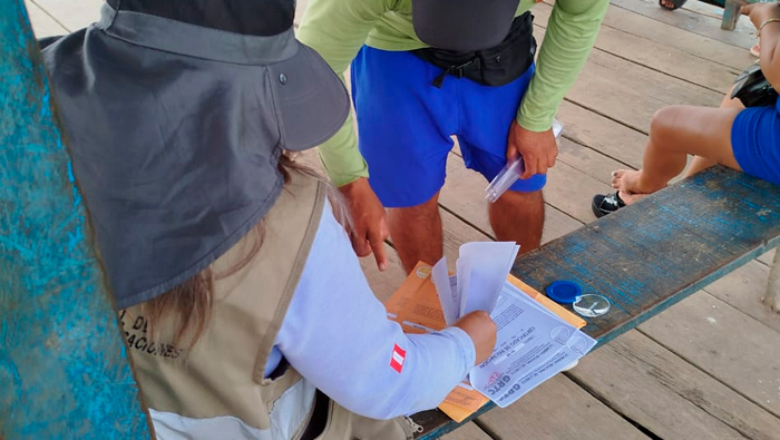 Personal inspeccionando en el puerto Ganso Azul