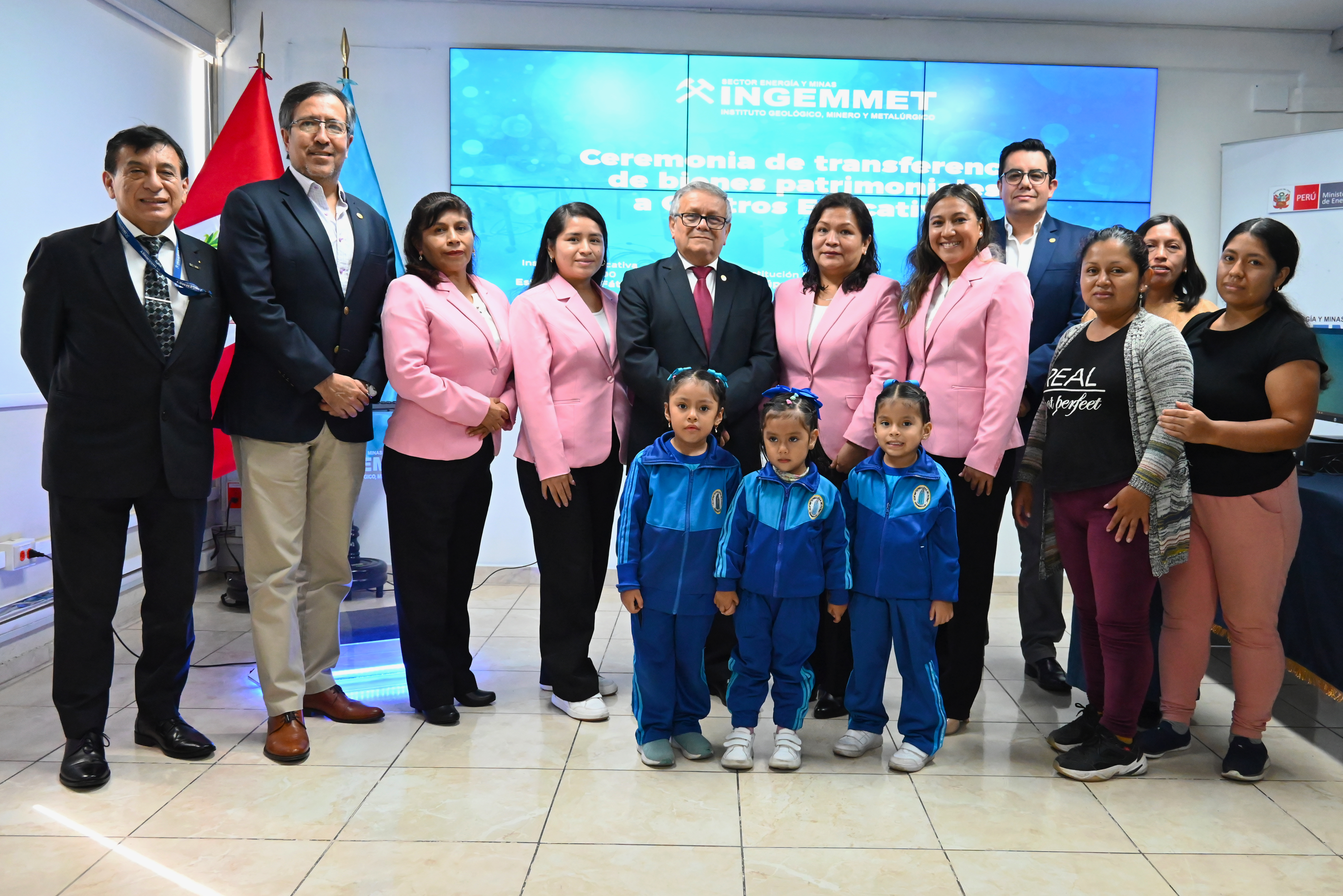 Ceremonia de entrega de bienes a colegios de Lima metropolitana