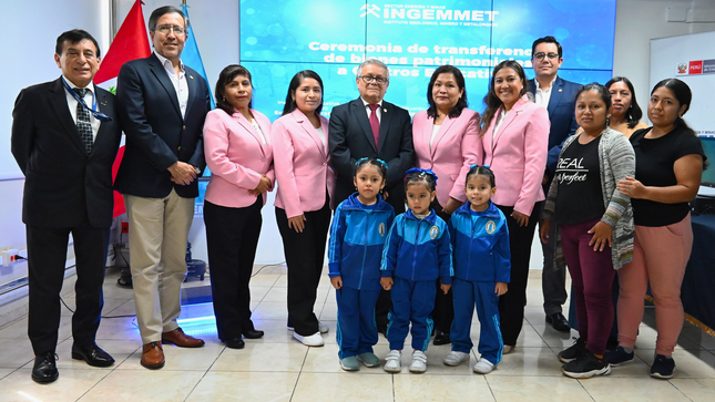 Ceremonia de entrega de bienes a colegios de Lima metropolitana