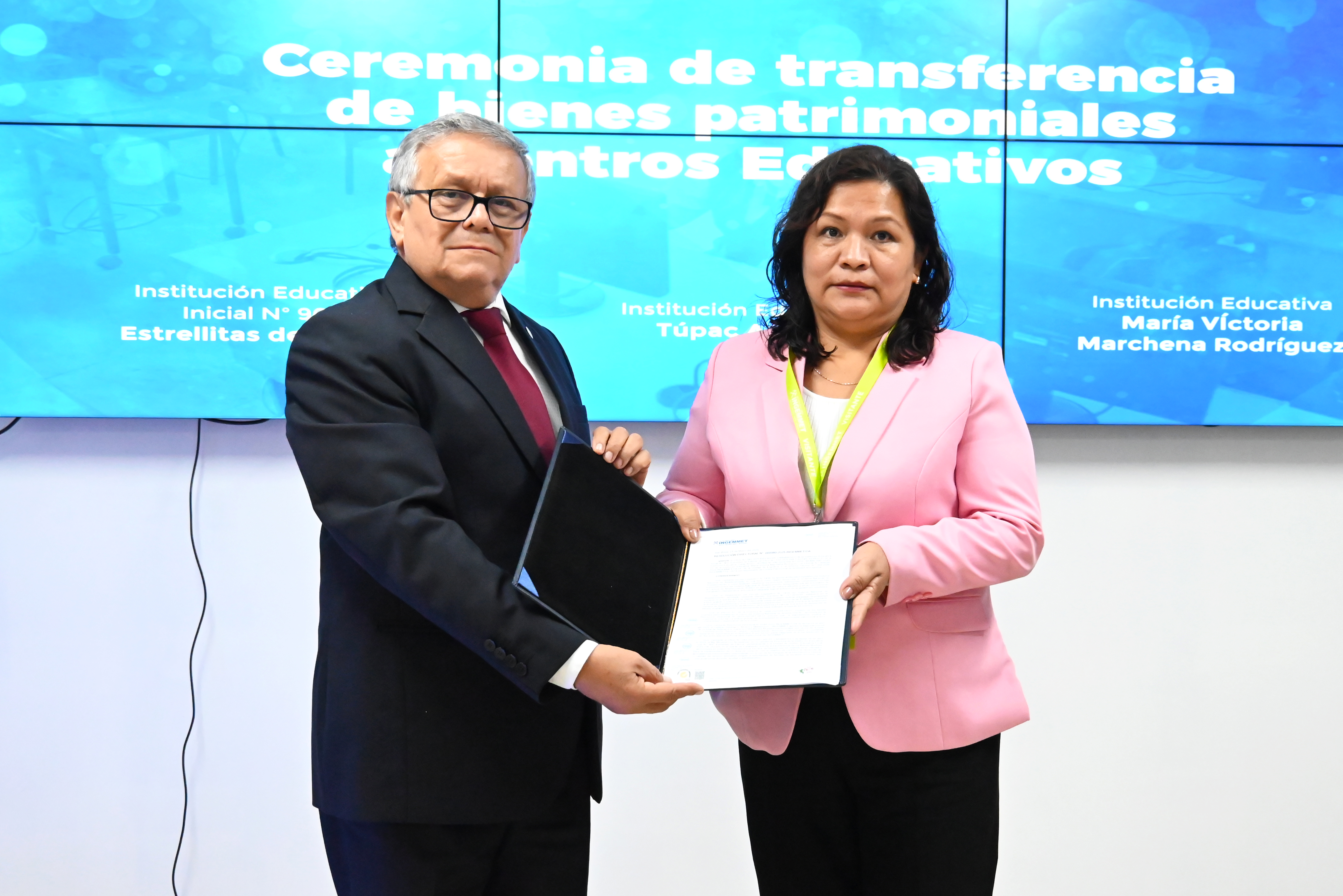 El Dr. Luis Humberto Chirif, Presidente Ejecutivo del Ingemmet con la directora del I.E. Estrellitas de Fátima de Carabayllo