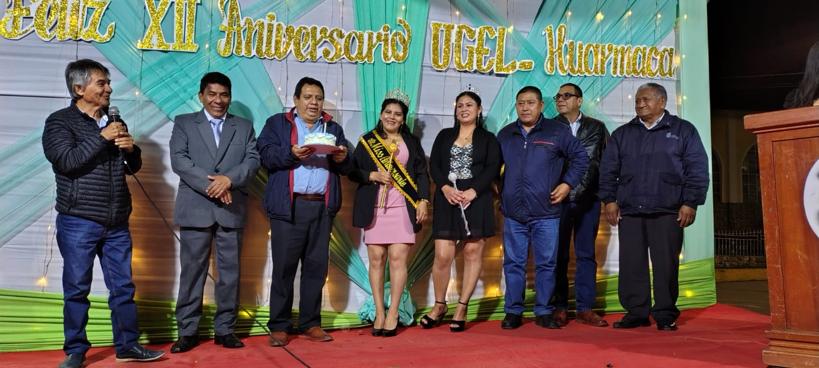 La Unidad de Gestión Educativa Local (UGEL) de Huarmaca conmemoró su 12.º aniversario con una nutrida agenda de actividades que incluyeron ceremonias religiosas, competencias deportivas, presentaciones artístico-culturales y actos protocolares.
Las celebraciones contaron con la participación activa de autoridades locales, representantes de diversas entidades y delegaciones de instituciones educativas, cuya presencia aportó solemnidad y entusiasmo a las diferentes actividades organizadas.
Uno de los momentos más destacados fue la visita especial de una delegación proveniente de la UGEL Morropón, lo que reafirma los lazos de cooperación y confraternidad entre ambas jurisdicciones educativas.
La UGEL Huarmaca reafirma su compromiso con el fortalecimiento de la educación en la región y agradece a toda la comunidad por el respaldo en este nuevo aniversario.
