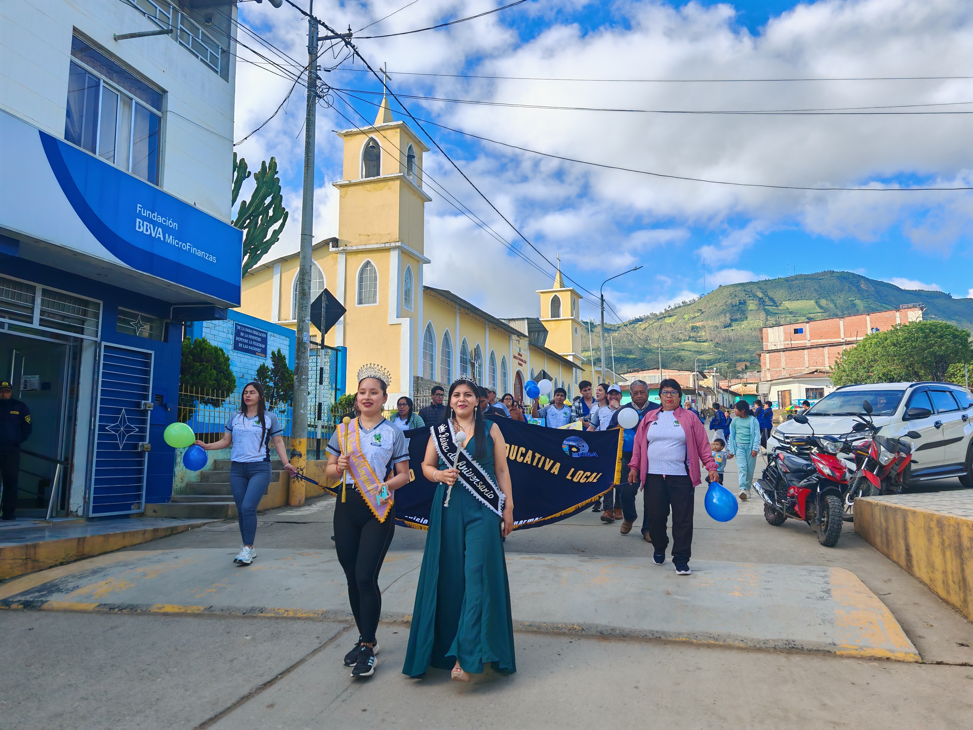 La Unidad de Gestión Educativa Local (UGEL) de Huarmaca conmemoró su 12.º aniversario con una nutrida agenda de actividades que incluyeron ceremonias religiosas, competencias deportivas, presentaciones artístico-culturales y actos protocolares.
Las celebraciones contaron con la participación activa de autoridades locales, representantes de diversas entidades y delegaciones de instituciones educativas, cuya presencia aportó solemnidad y entusiasmo a las diferentes actividades organizadas.
Uno de los momentos más destacados fue la visita especial de una delegación proveniente de la UGEL Morropón, lo que reafirma los lazos de cooperación y confraternidad entre ambas jurisdicciones educativas.
La UGEL Huarmaca reafirma su compromiso con el fortalecimiento de la educación en la región y agradece a toda la comunidad por el respaldo en este nuevo aniversario.