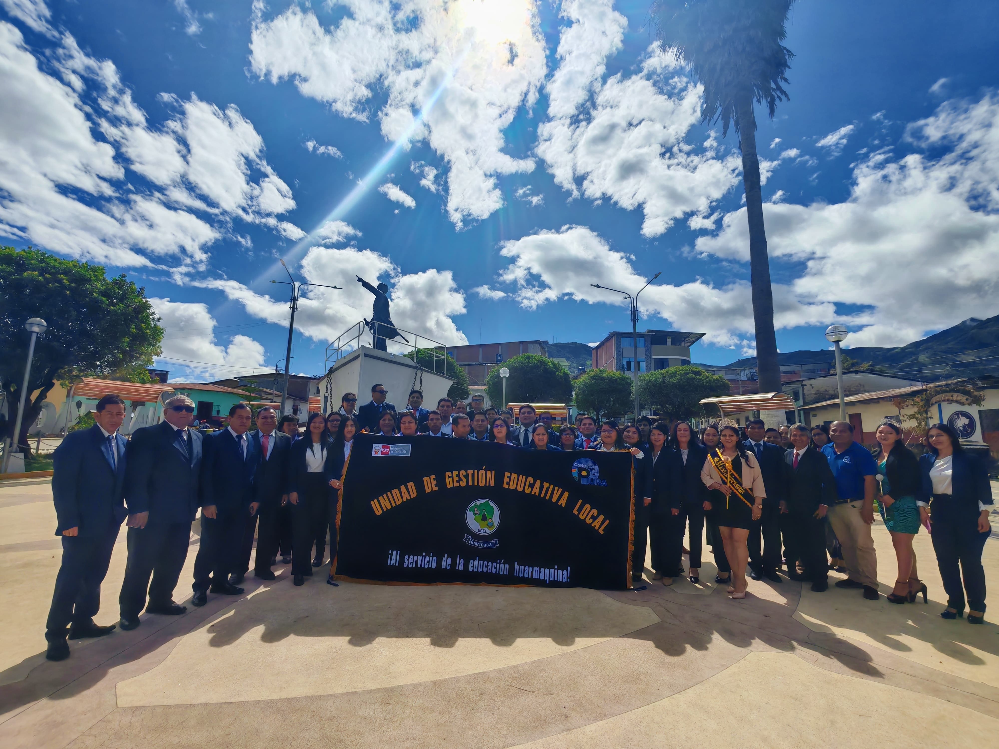 La Unidad de Gestión Educativa Local (UGEL) de Huarmaca conmemoró su 12.º aniversario con una nutrida agenda de actividades que incluyeron ceremonias religiosas, competencias deportivas, presentaciones artístico-culturales y actos protocolares.
Las celebraciones contaron con la participación activa de autoridades locales, representantes de diversas entidades y delegaciones de instituciones educativas, cuya presencia aportó solemnidad y entusiasmo a las diferentes actividades organizadas.
Uno de los momentos más destacados fue la visita especial de una delegación proveniente de la UGEL Morropón, lo que reafirma los lazos de cooperación y confraternidad entre ambas jurisdicciones educativas.
La UGEL Huarmaca reafirma su compromiso con el fortalecimiento de la educación en la región y agradece a toda la comunidad por el respaldo en este nuevo aniversario.