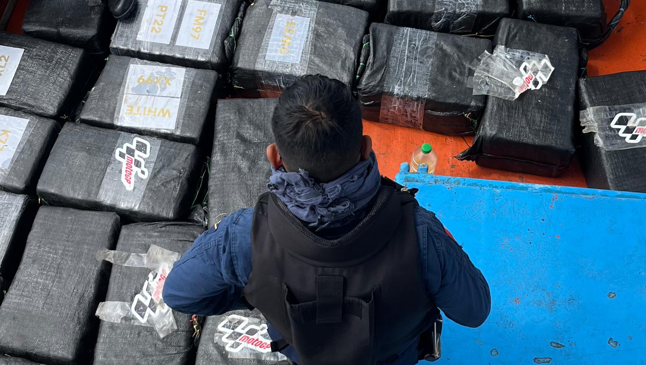 Fiscalía incauta una tonelada y media de alcaloide de cocaína en altamar cerca de la frontera con Ecuador.