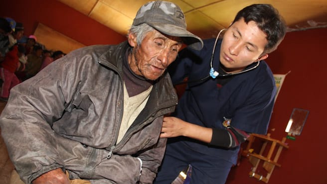 Adultos y adultos mayores deben protegerse mejor ante los cambios de clima