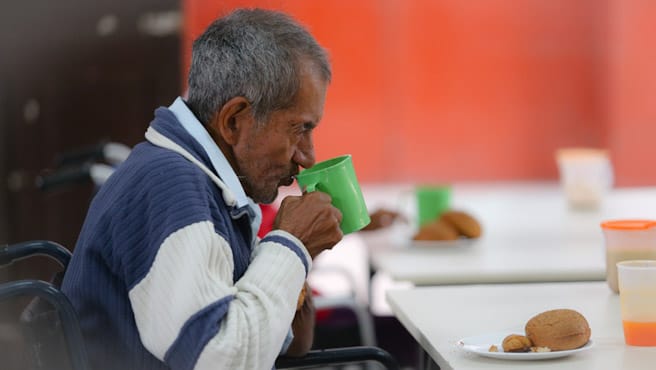 Adultos y adultos mayores deben protegerse mejor ante los cambios de clima