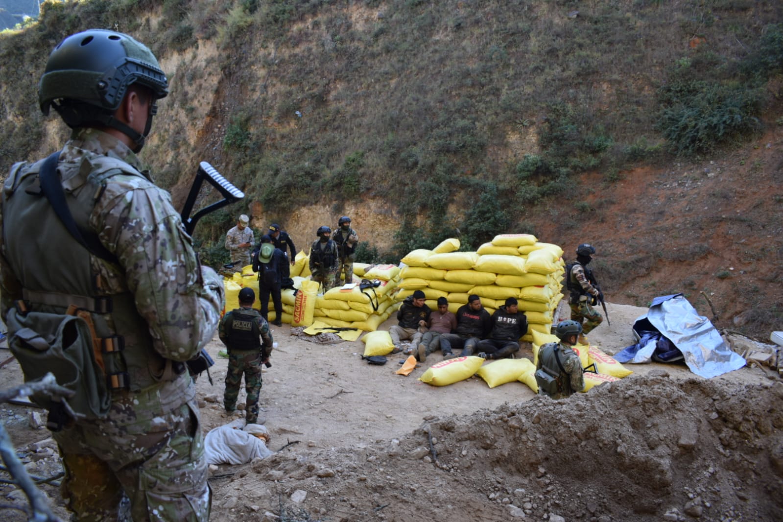 Un policía y dos personas del grupo hostil resultaron heridos, y otras cinco fueron detenidas, tras operativo donde se incautó armamento de corto y largo alcance, municiones y explosivos.