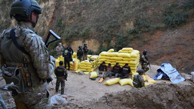 Un policía y dos personas del grupo hostil resultaron heridos, y otras cinco fueron detenidas, tras operativo donde se incautó armamento de corto y largo alcance, municiones y explosivos.