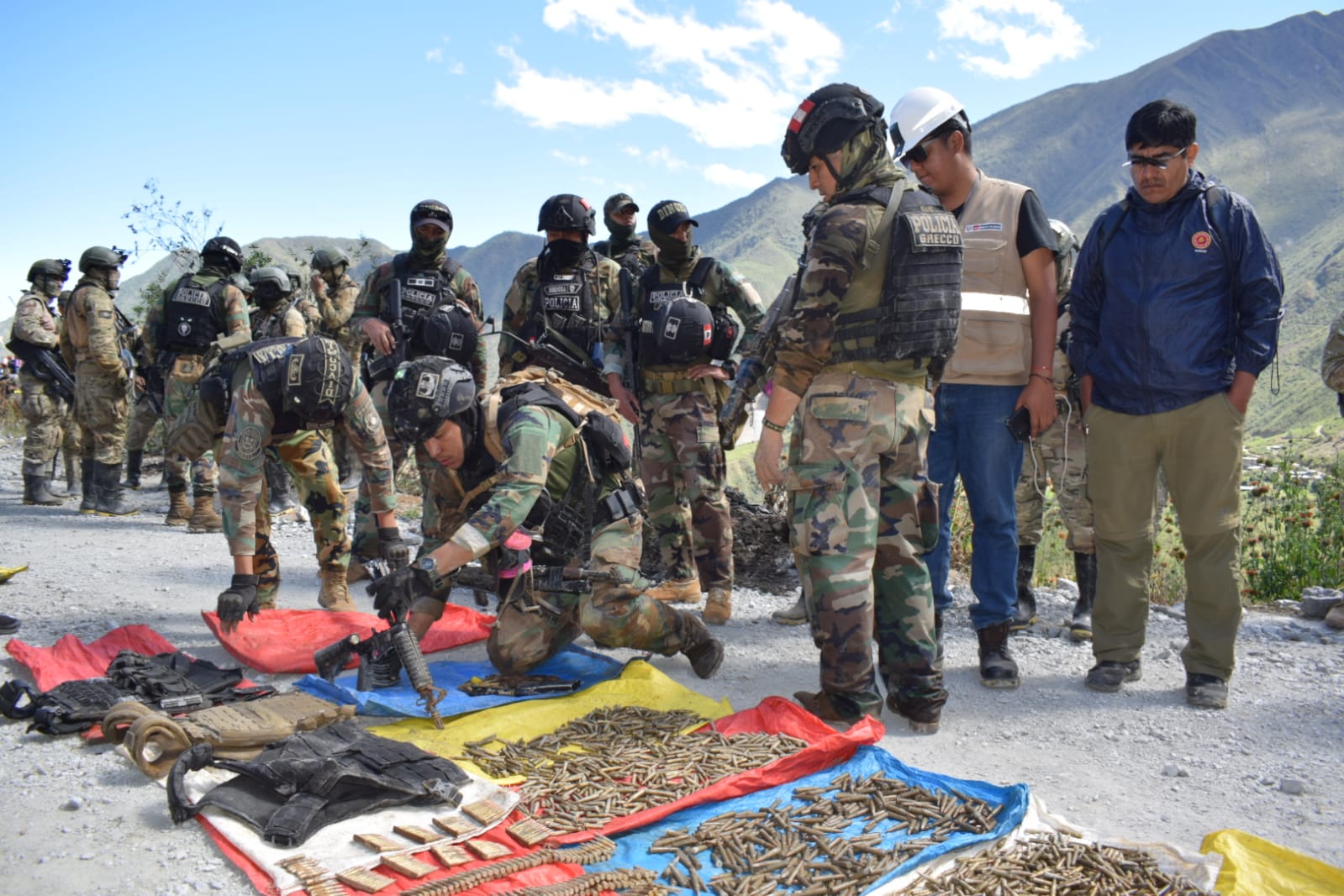 Un policía y dos personas del grupo hostil resultaron heridos, y otras cinco fueron detenidas, tras operativo donde se incautó armamento de corto y largo alcance, municiones y explosivos.