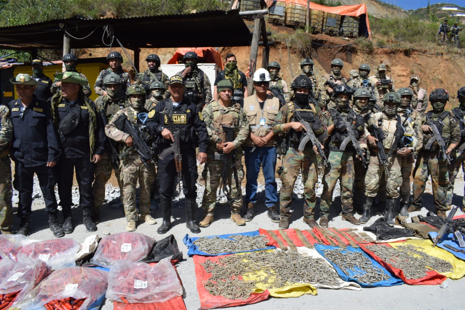 Un policía y dos personas del grupo hostil resultaron heridos, y otras cinco fueron detenidas, tras operativo donde se incautó armamento de corto y largo alcance, municiones y explosivos.