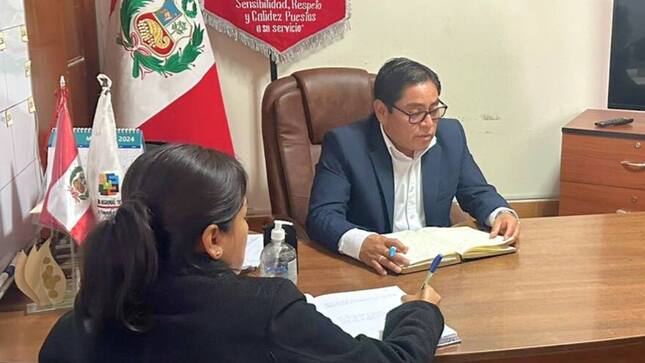 Director Ejecutivo de la RIS Chilca Mala, sostiene reunión de coordinación con su equipo de gestión.