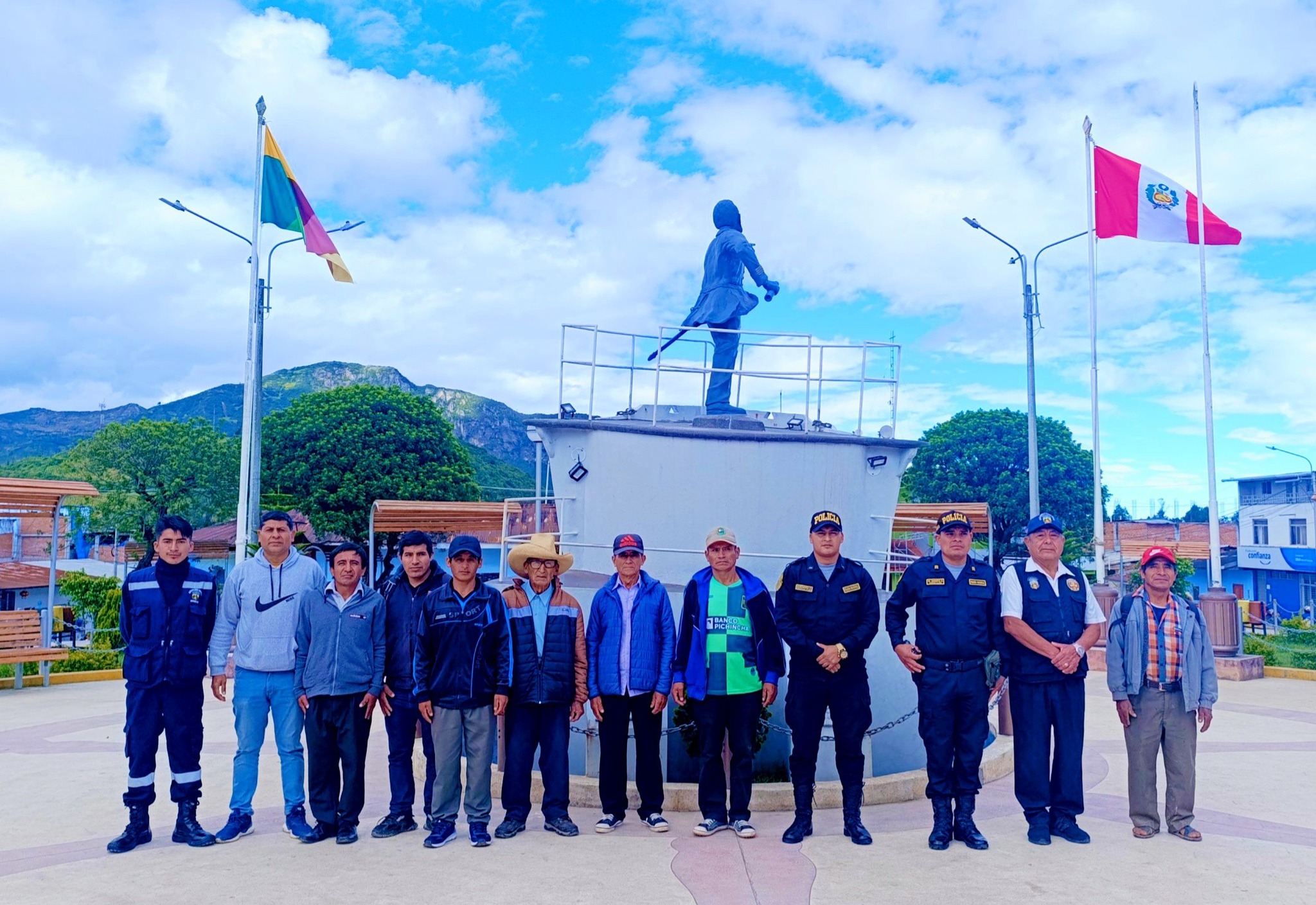 Ceremonia de Izamiento del Pabellón Nacional y Bandera del Distrito en Huarmaca