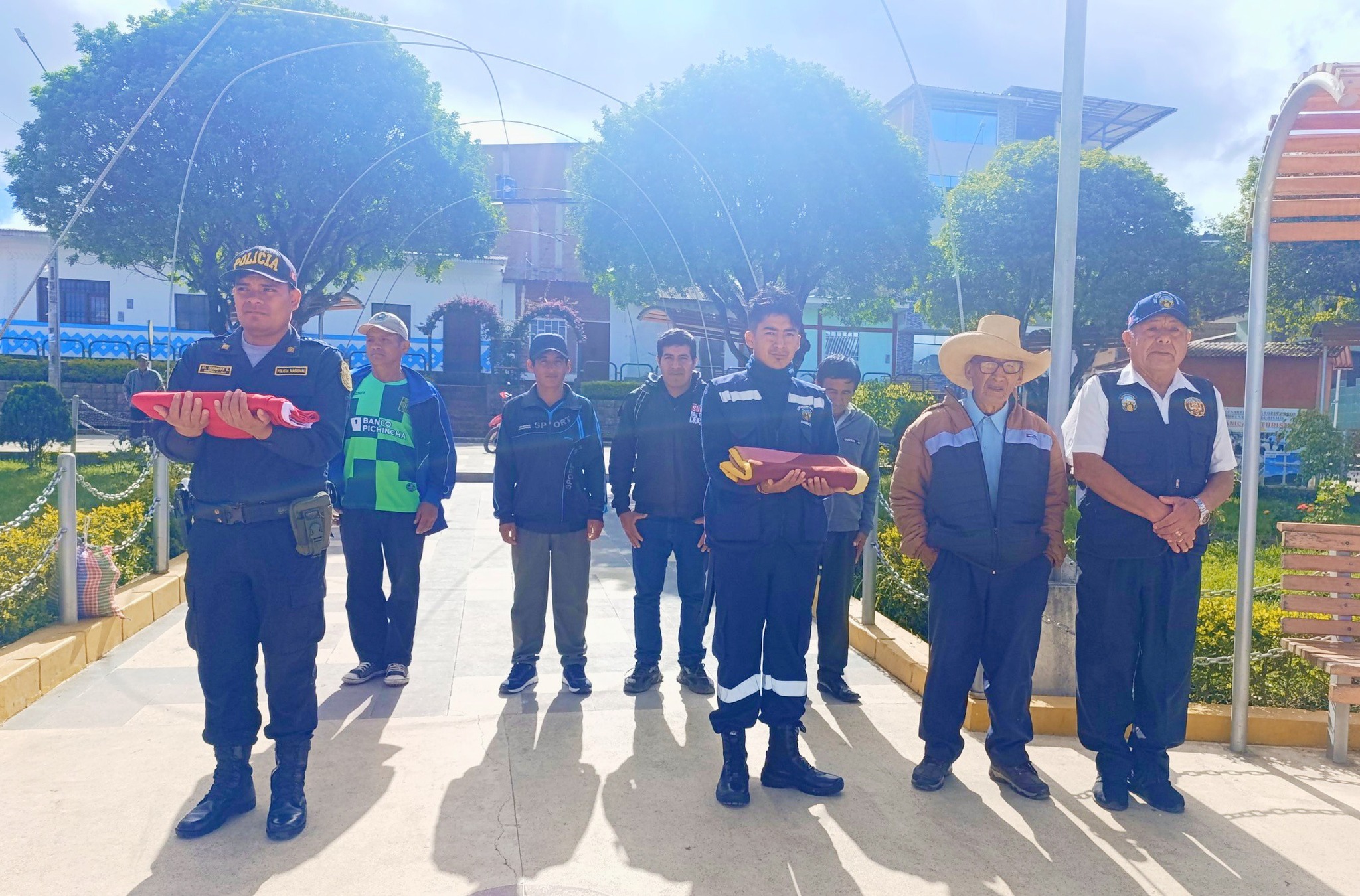 Ceremonia de Izamiento del Pabellón Nacional y Bandera del Distrito en Huarmaca