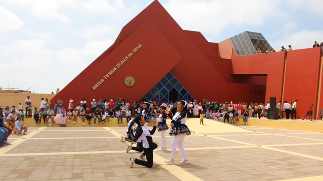 DANZA EN EXPLANDA DEL MUSEO TUMBAS jpg