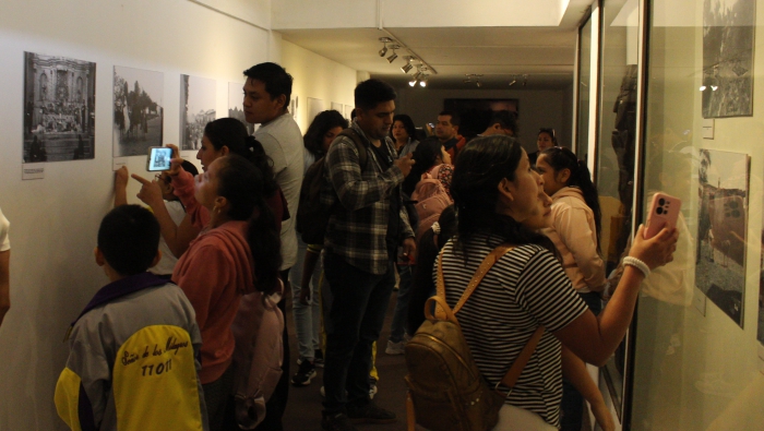 VISITANTES EN SALAS DE EXHIBICIÓN jpg