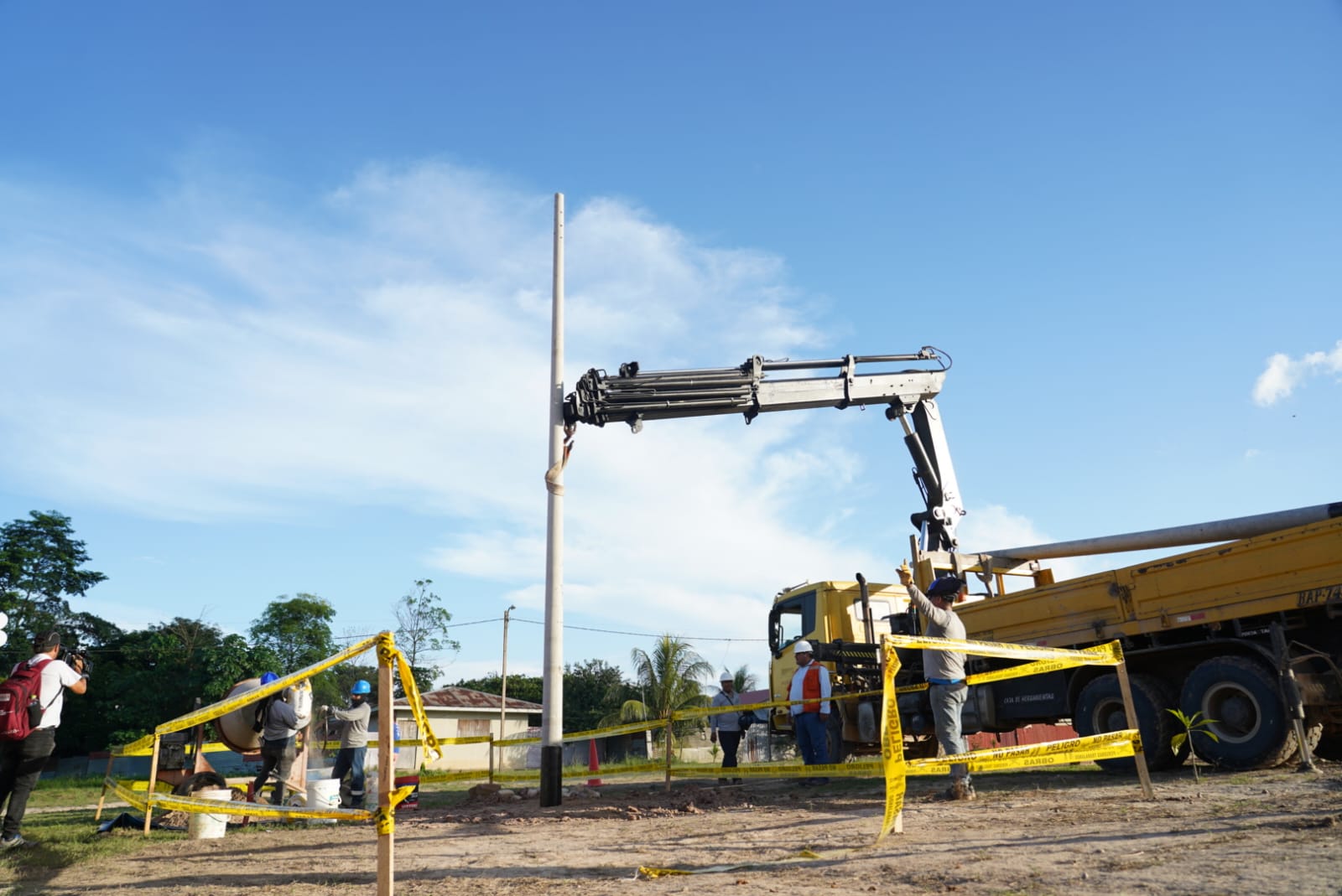 Primer poste de luz, inicio de la electrificación en el sector 9300 de Callería.