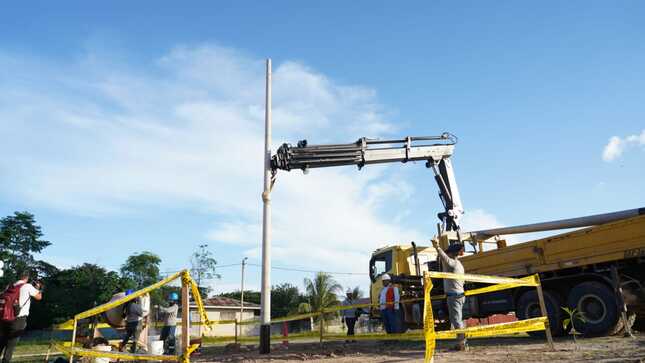 Primer poste de luz, inicio de la electrificación en el sector 9300 de Callería.
