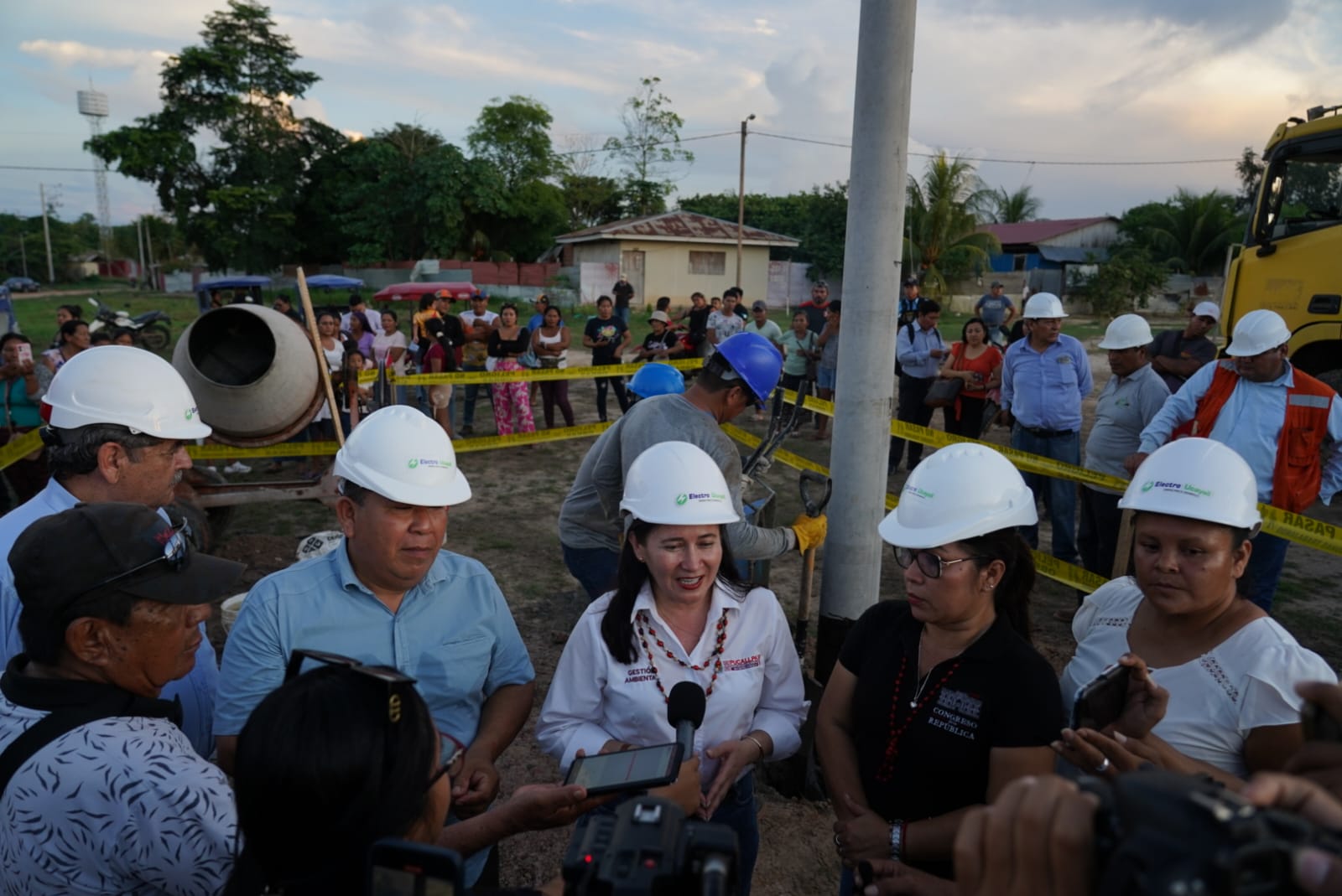 Población se dio cita a la ceremonia donde se destacó la coordinación en todos los niveles de gobierno para electrificar a más hogares pucallpinos.
