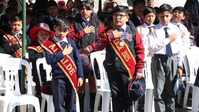 En un acto democrático, los concejos estudiantiles de diversas instituciones educativas de Paucarpata juramentaron como alcaldes y regidores escolares, reafirmando su compromiso con la participación activa y responsable en sus respectivas comunidades escolares. Este evento representa un paso importante en la formación de líderes con valores cívicos, éticos y democráticos desde temprana edad.
La Municipalidad Distrital de Paucarpata organizó esta ceremonia con el objetivo de reconocer el esfuerzo y liderazgo de los estudiantes electos, promoviendo así el respeto por la institucionalidad y el ejercicio pleno de la ciudadanía.  Las autoridades municipales felicitaron a los jóvenes líderes y los alentaron a seguir trabajando por el bienestar de sus compañeros y el desarrollo de sus colegios.