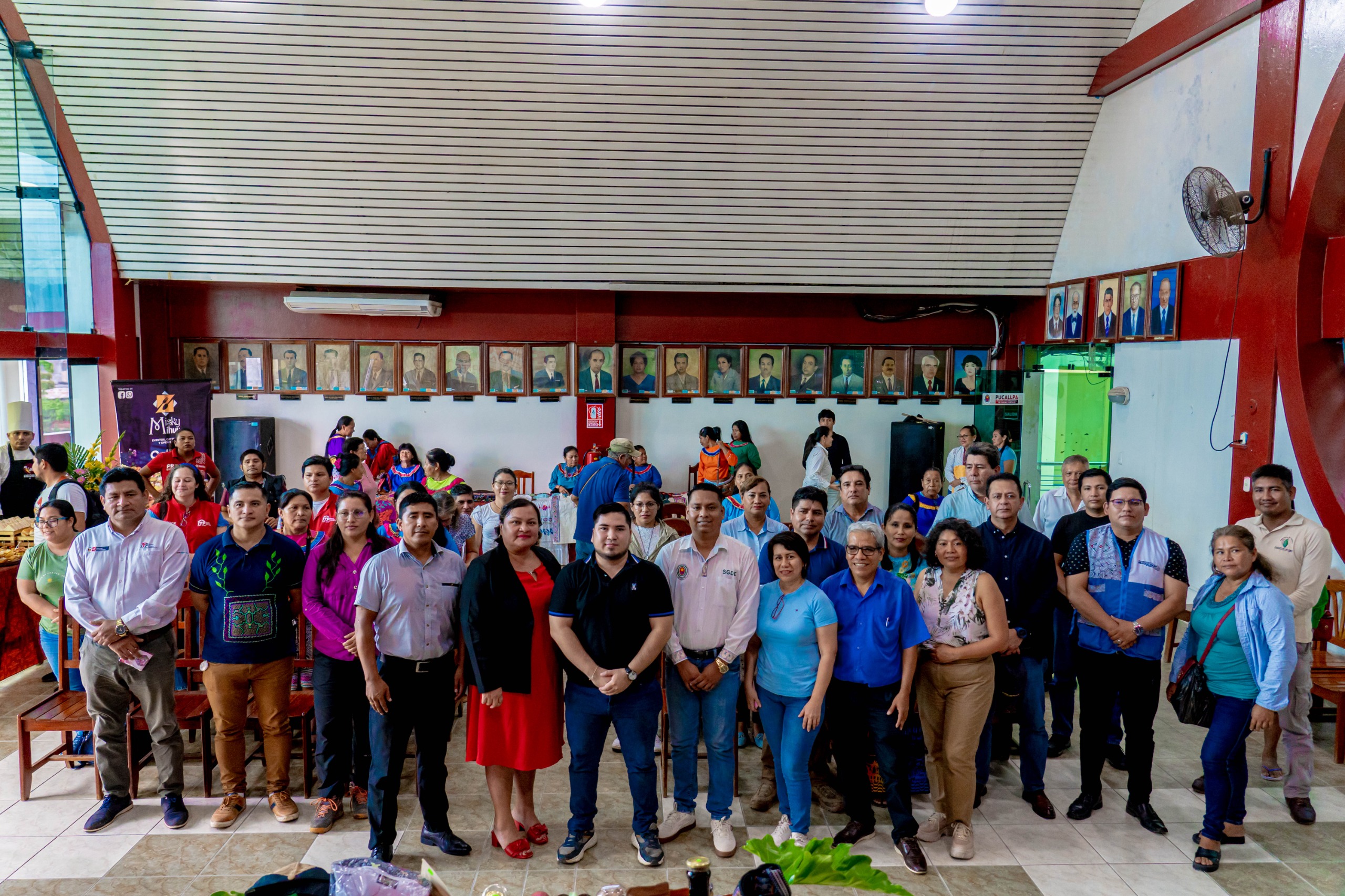 Equipo de gestión junto con emprendedores que participan en el Procompite Municipal de Coronel Portillo.