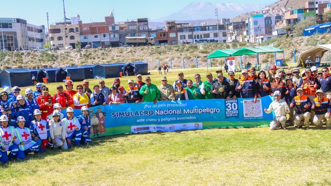 Con el objetivo de fortalecer la capacidad de respuesta ante emergencias, el día 30 de mayo de 2025 se realizó un Simulacro Multipeligro en diferentes puntos del país. 
En la provincia de Arequipa, la acción se concentró en el distrito de Paucarpata, en coordinación con la Municipalidad Distrital de Paucarpata, el Gobierno Regional de Arequipa y diversas instituciones de primera respuesta.
 Resultados del escenario simulado:
250 damnificados
50 viviendas colapsadas
10 heridos graves
9 fallecidos
 Instituciones participantes:
UNEME
Bomberos
Vehículos de rescate
Cruz Roja
Ejército del Perú
Serenazgo
Policía de Alta Montaña
Gobierno Regional de Arequipa
Municipalidad de Paucarpata
 Agradecemos la participación activa de todas las entidades involucradas y de la población que se sumó con responsabilidad. Estas acciones nos permiten estar mejor preparados ante cualquier emergencia.
#SimulacroMultipeligro #Paucarpata #GestiónDeRiesgos #Prevención #MunicipalidadDePaucarpata