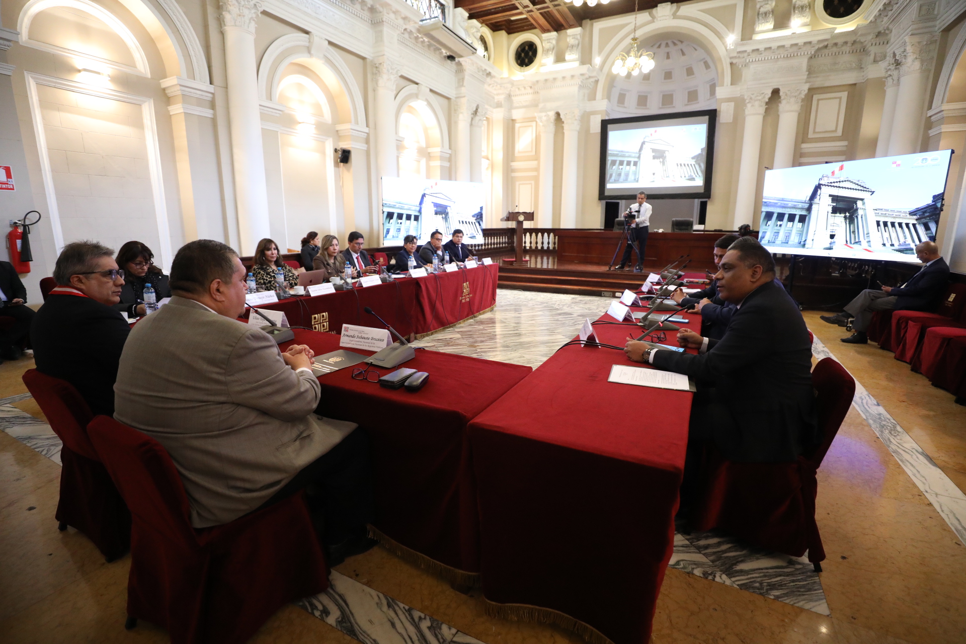Foto de Superintendente nacional de la Sunarp en reunión con autoridades del Poder Judicial