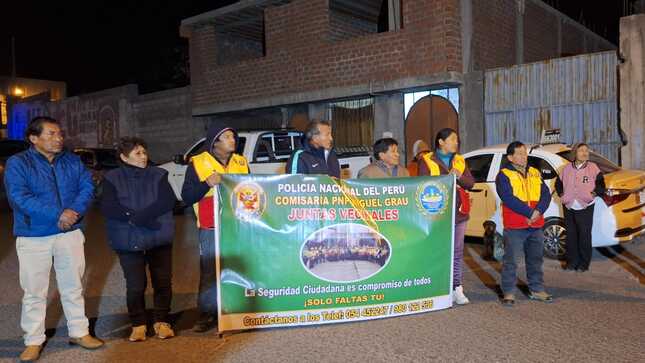 En un paso firme hacia el fortalecimiento de la seguridad ciudadana, La Municipalidad de  Paucarpata estuvo presente en la entrega e instalación de cámaras de videovigilancia en la 5ta etapa en el pueblo joven Miguel Grau, en el distrito de Paucarpata en gestión con dirigentes y vecinos de la zona.
Esta iniciativa busca reducir los índices delictivos, brindar mayor tranquilidad a los vecinos y mejorar la capacidad de respuesta ante emergencias. 
Las cámaras estarán conectadas mediante una aplicación a los celulares de los vecinos y al sistema central de monitoreo de seguridad, permitiendo una vigilancia constante de la zona.
Autoridades de la Municipalidad de Paucarpata, Policía Nacional Del Perú y vecinos participaron del acto de entrega, destacando la importancia de trabajar de manera conjunta por un distrito más seguro y ordenado.
Con éste acto, se reafirma el compromiso de seguir apostando por la tecnología como herramienta clave en la prevención del delito.
#MunicipalidadDePaucarpata #Paucarpata #SeguridadCiudadana #Camaras #Seguridad