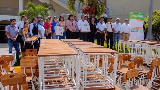 Alcalde entrega mobiliario a más de diez escuelas 