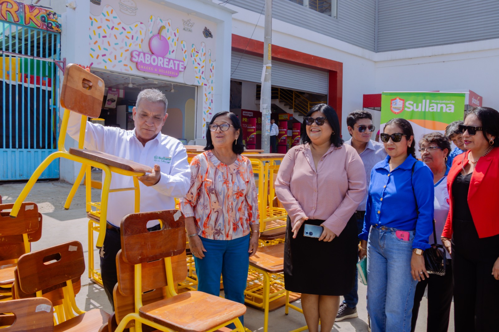 Alcalde entrega mobiliario a más de diez escuelas