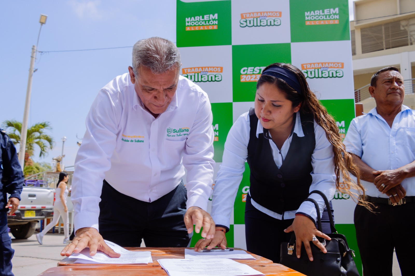 Alcalde entrega mobiliario a más de diez escuelas