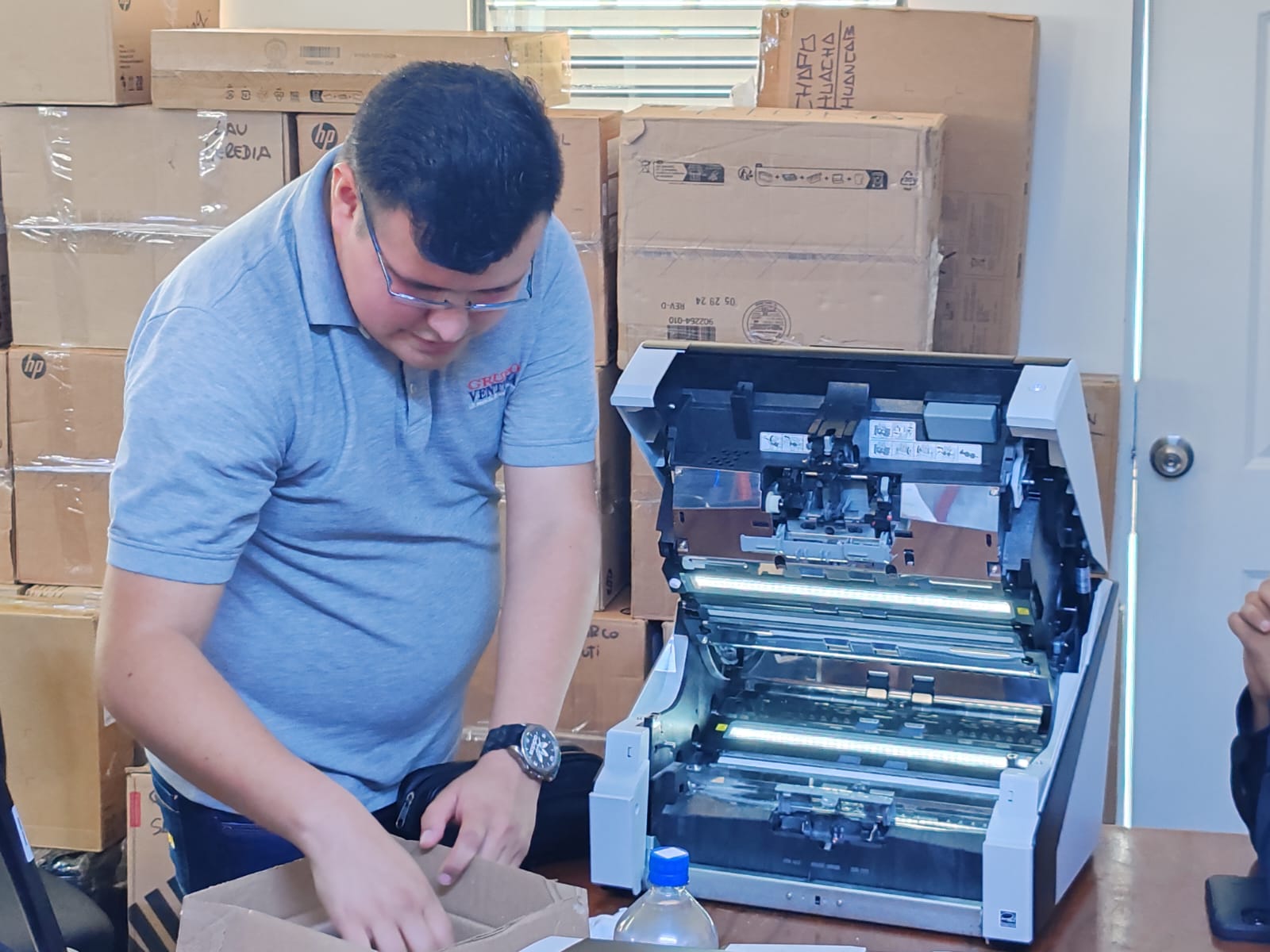 Capacitan al personal de informática en el mantenimiento de escáneres de alta productividad