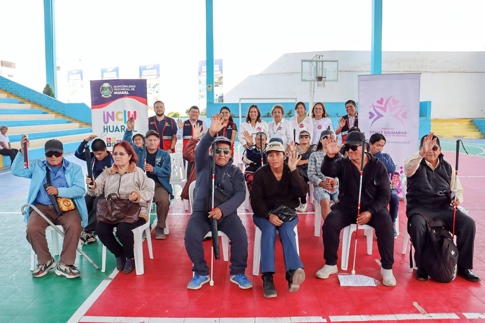 Municipalidad de Huaral y Comité de Damas Solidarias entregaron 14 bastones guías y frazadas a las personas con discapacidad visual