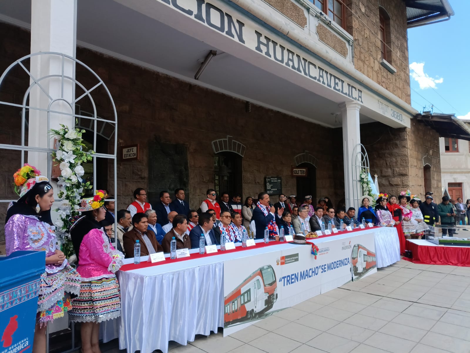 El acto protocolar contó con la presencia del gobernador regional, autoridades locales de Huancavelica y representantes del Gobierno Regional de Junín, así como del gerente general de COFEPERU, Ricardo Escalante, funcionarios del MTC, y alcaldes distritales.