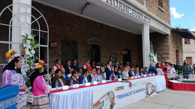 El acto protocolar contó con la presencia del gobernador regional, autoridades locales de Huancavelica y representantes del Gobierno Regional de Junín, así como del gerente general de COFEPERU, Ricardo Escalante, funcionarios del MTC, y alcaldes distritales.
