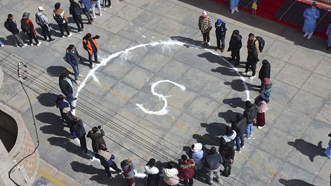 Personas haciendo circulo 