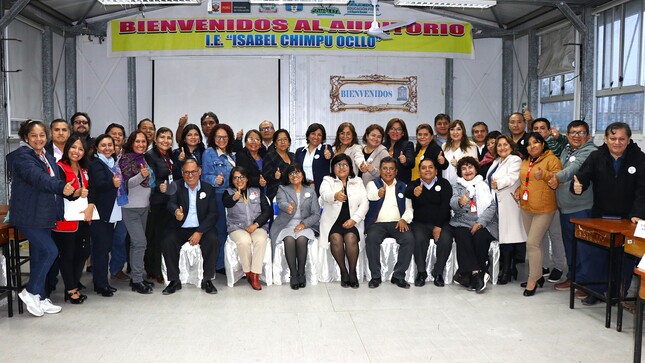 FOTO GRUPAL DE LA DIRECTORA DE LA UGEL 02 Y REDES EDUCATIVAS