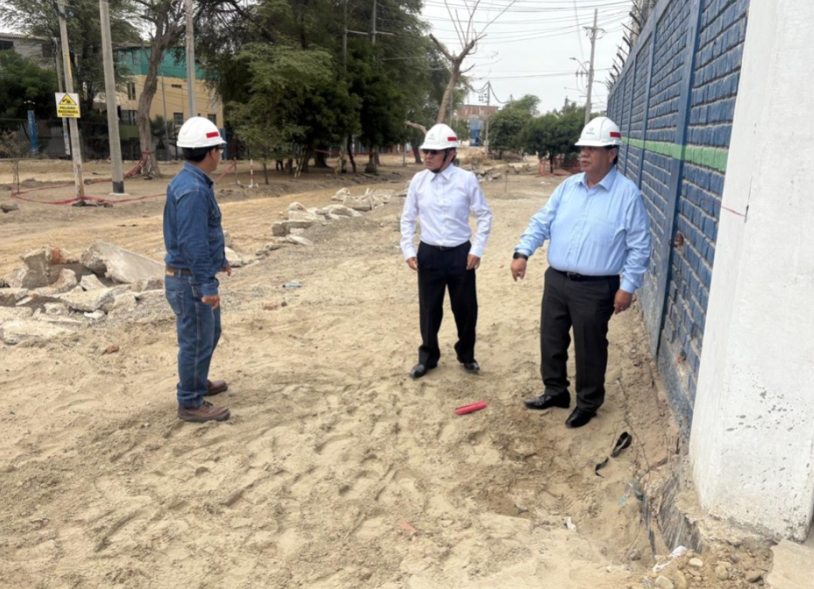 Gerente Regional de Enosa inspecciona reparación de la falla subterránea que Falla subterránea causó interrupción del servicio en Veintiséis de Octubre.