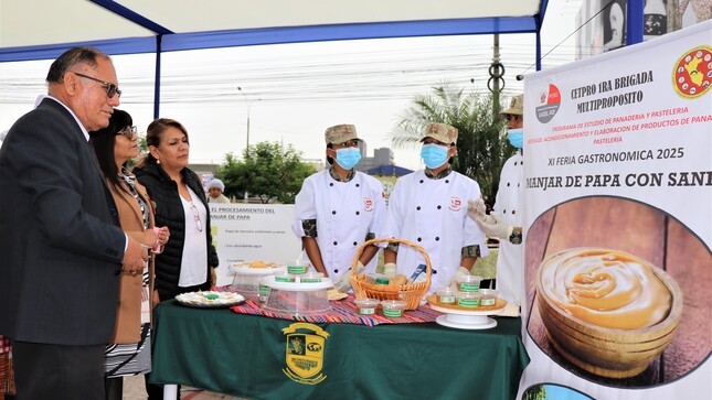 DIRECTORA DE LA UGEL 02, VISITA STAND EN LA XI FERIA GASTRONÓMICA