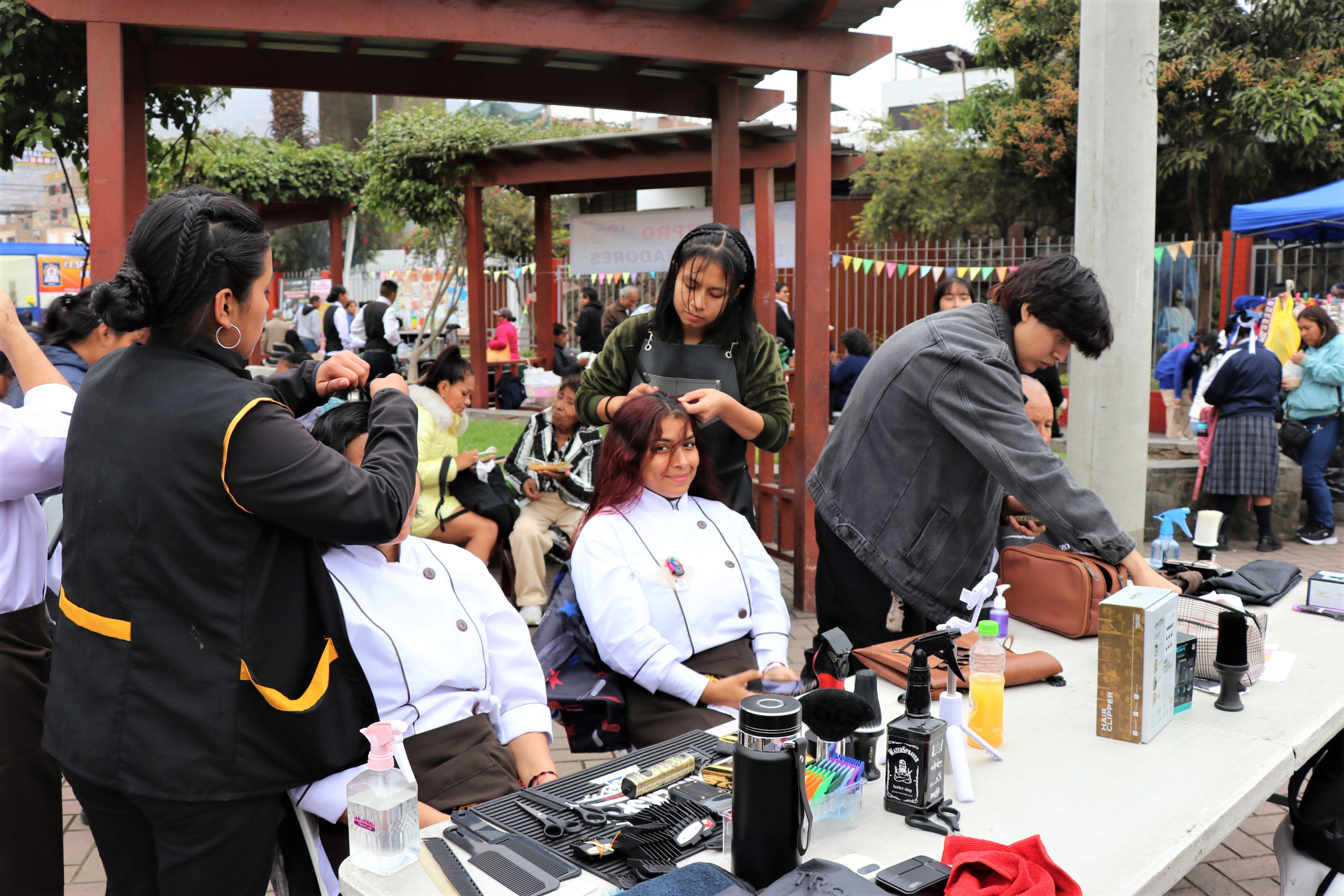 ESTUDIANTES BRINDAN SERVICIO DE CORTE DE CABELLO