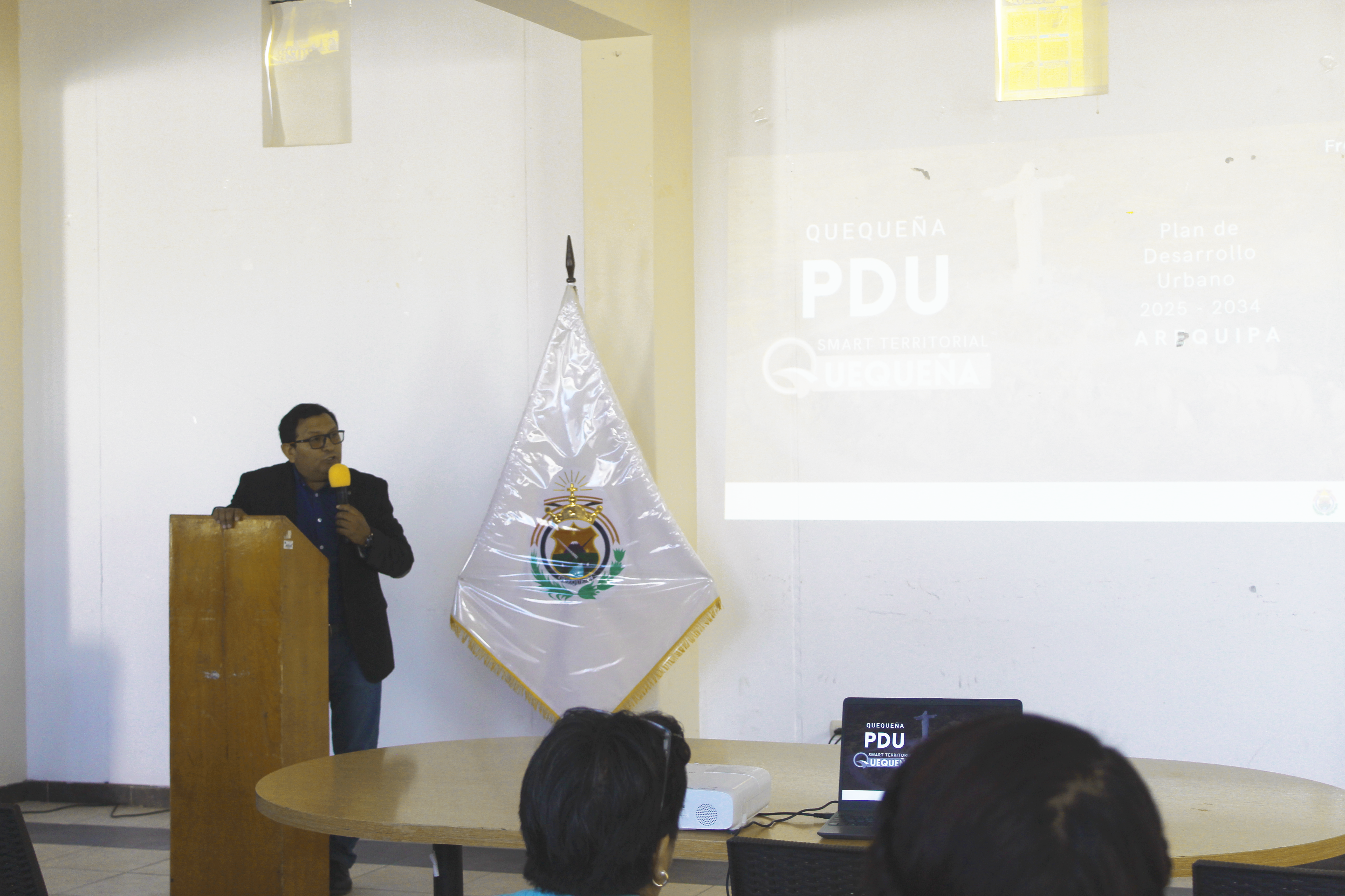El Taller fue realizado por el equipo técnico, a saber, la disertación del sustento legal en el que se basa el PDU estuvo a cargo de la asesora legal Abog. Liseth Postigo Muñoz, quien nos informó que existen varias leyes, decretos supremos, normativas y reglamentos, establecidas para el desarrollo del PDU.